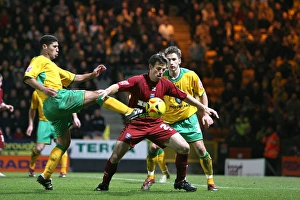 Images Dated 17th May 2006: Paul Reid shields the ball at Norwich City