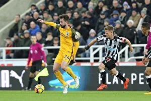 Images Dated 30th December 2017: Propper vs. Ritchie: Intense Midfield Battle in Newcastle United vs