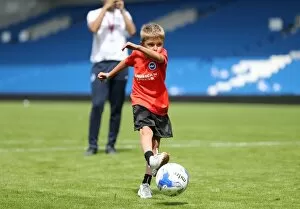 Images Dated 31st July 2015: Young Seagulls Open Training Session: Fans Penalty Shootout with Casper Ankergren (July 2015)